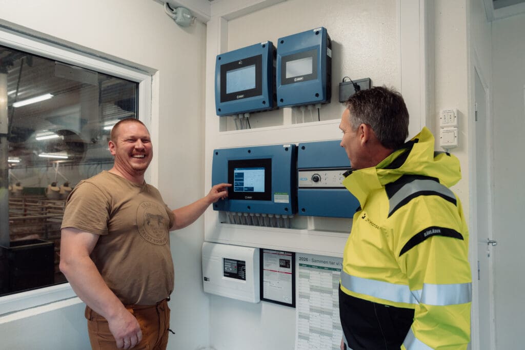 To menn stor foran fire elektriske tavler